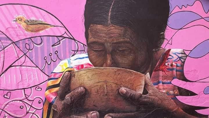 Print “mujer bebiendo popo”